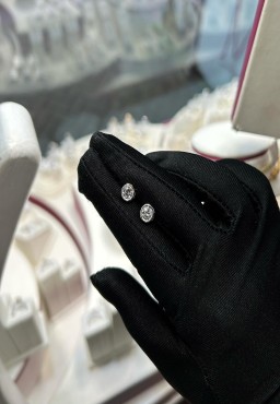 💎 Christmas is coming, this is an essential for underneath your tree 💎 

Rubover setting in platinum, 1ct available in both mined and lab grown diamonds

#labgrowndiamonds #naturaldiamonds #jewelleryquarterbirmingham #jewelleryquarter #diamondearrings #la